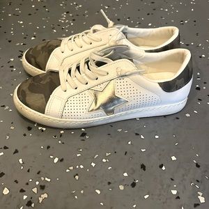 Cute camo low top sneakers from Vintage Havana. Size 6.5.